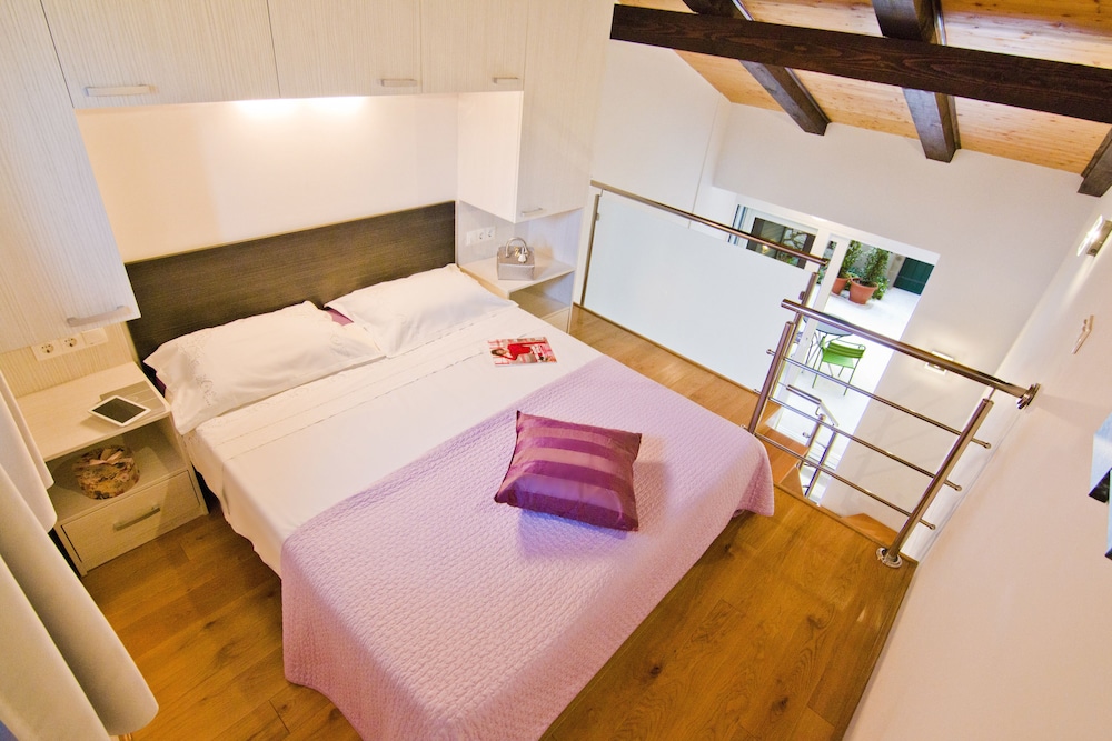 City Studio, 1 Queen Bed, Garden View (1)