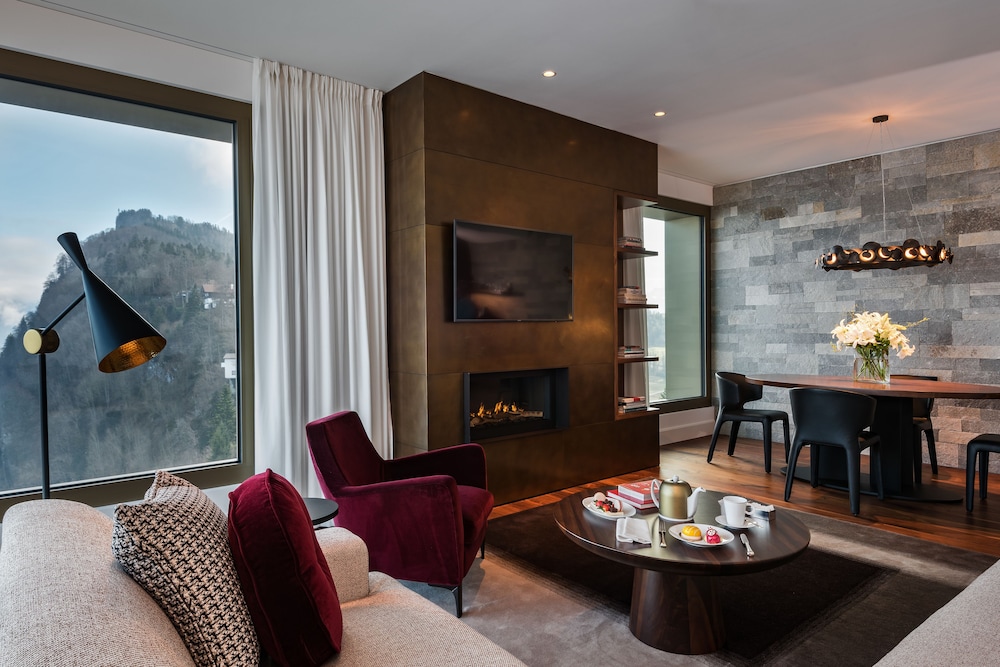 Contemporary Lake view Premium Suite with Spa Access photo 2