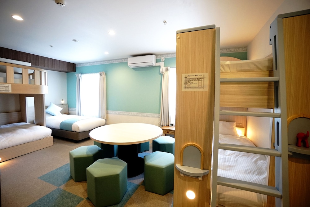 Deluxe 5, Non Smoking (2 Bunk Beds and 1 Twin Sized Bed) photo 2