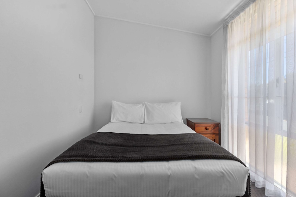 Standard Room, Non Smoking (1 Queen, 1 Full & 1 Twin Bed) - Photo 9