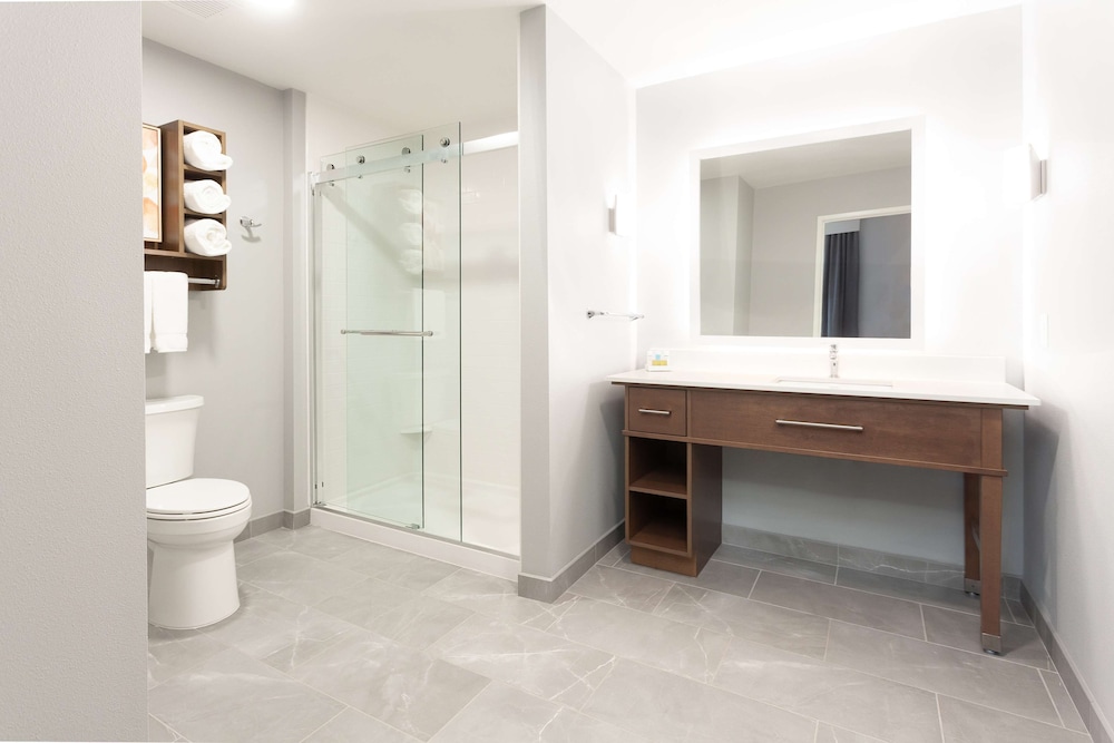 Suite, 1 Queen Bed, Accessible, Bathtub