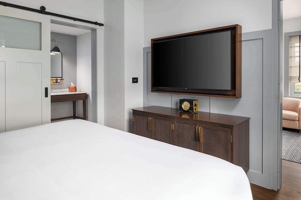 Deluxe Room, 1 King Bed, Accessible (Hearing) - Photo 4