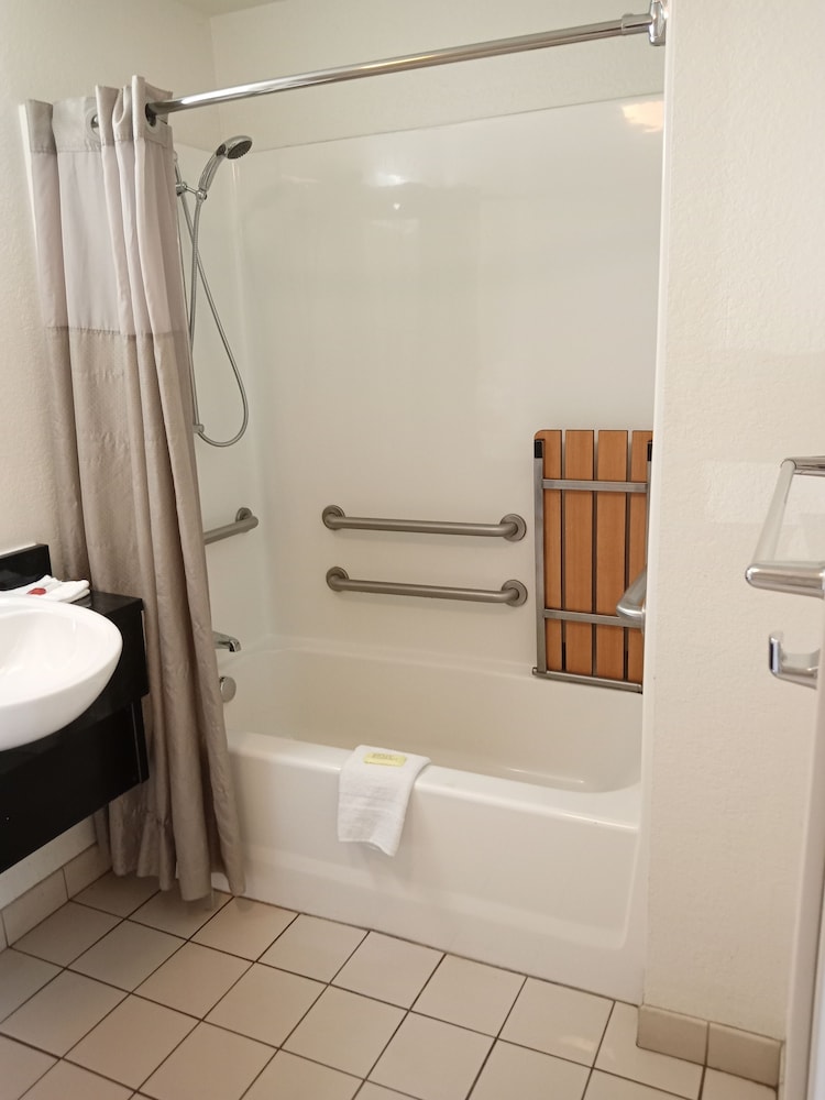 Travelodge by Wyndham Brattleboro VT, Photo 6