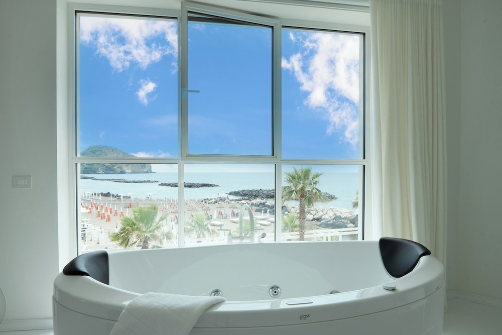 Suite, 1 King Bed, Sea View
