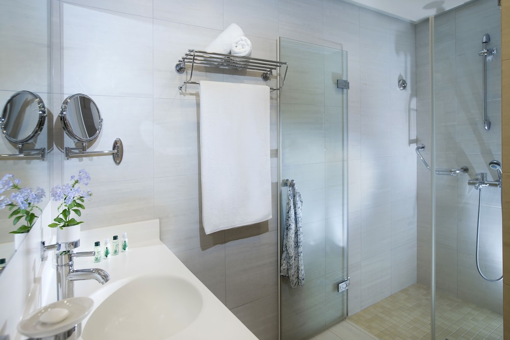 Double Room | Poolside with Sea view photo 2