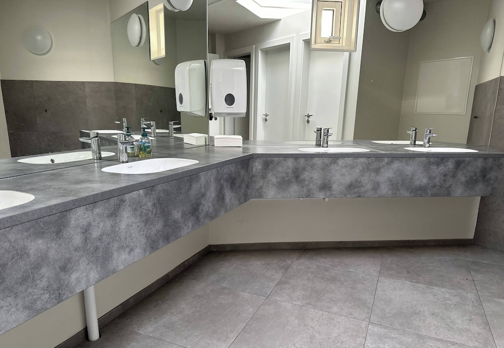 Family Room, Shared Bathroom photo 3