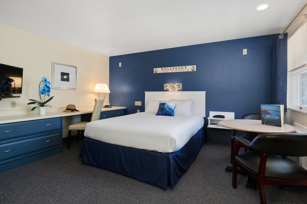 Classic Room, 1 King Bed, Refrigerator