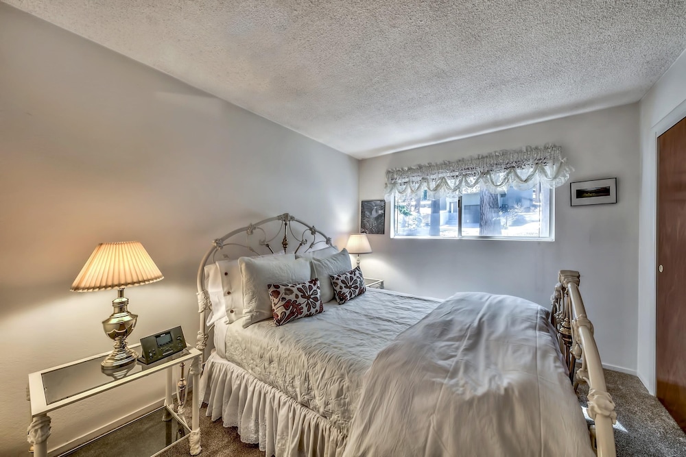 House, Multiple Beds (MV67 Lake Tahoe close to everything H)