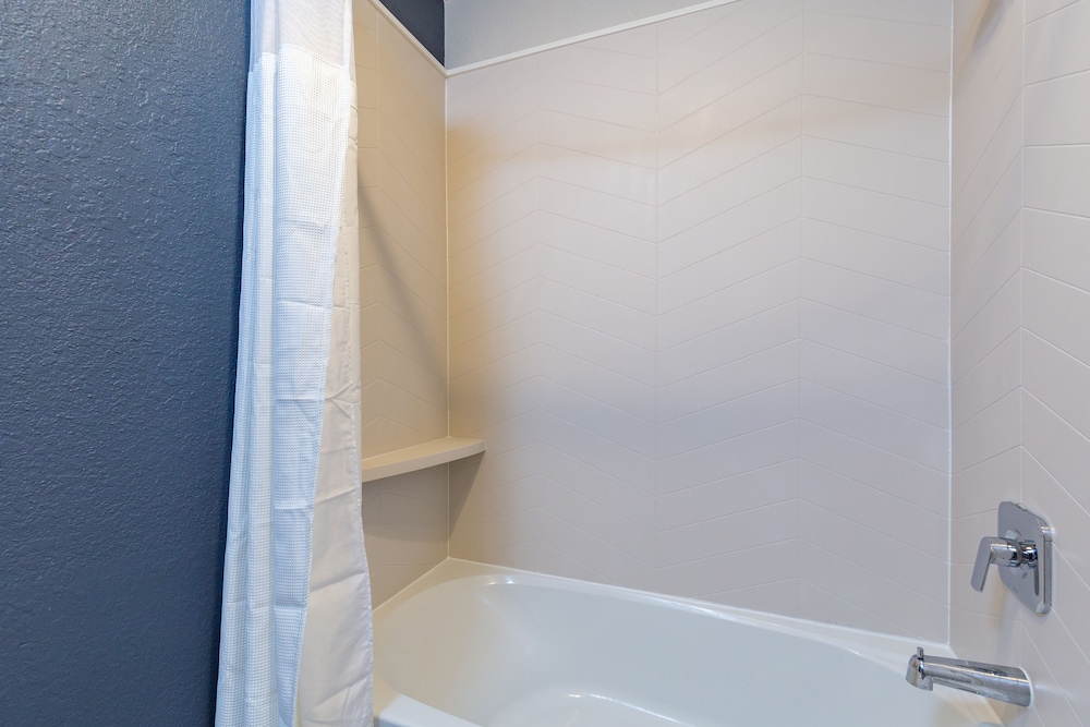 Room, 2 Queen Beds - Photo 4