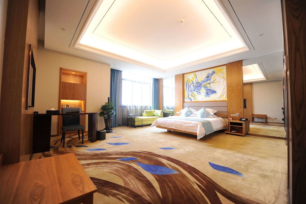 Suite, 1 King Bed, Smoking photo 1