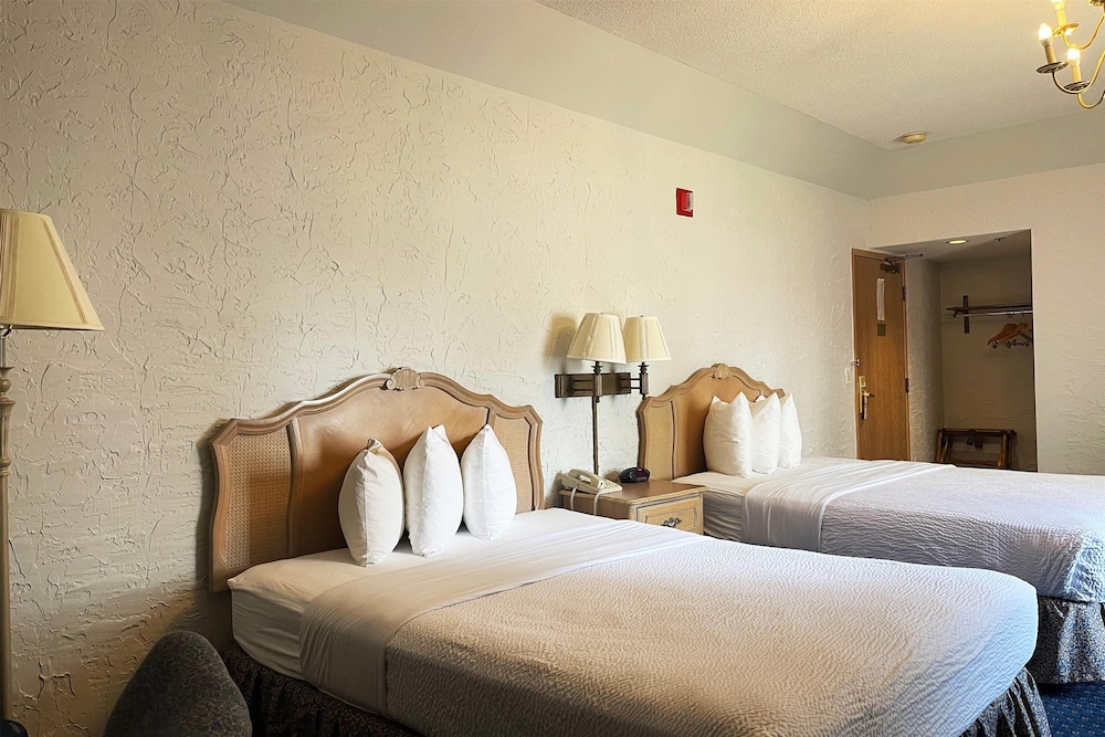 Room, 2 Queen Beds, Non Smoking - Photo 3