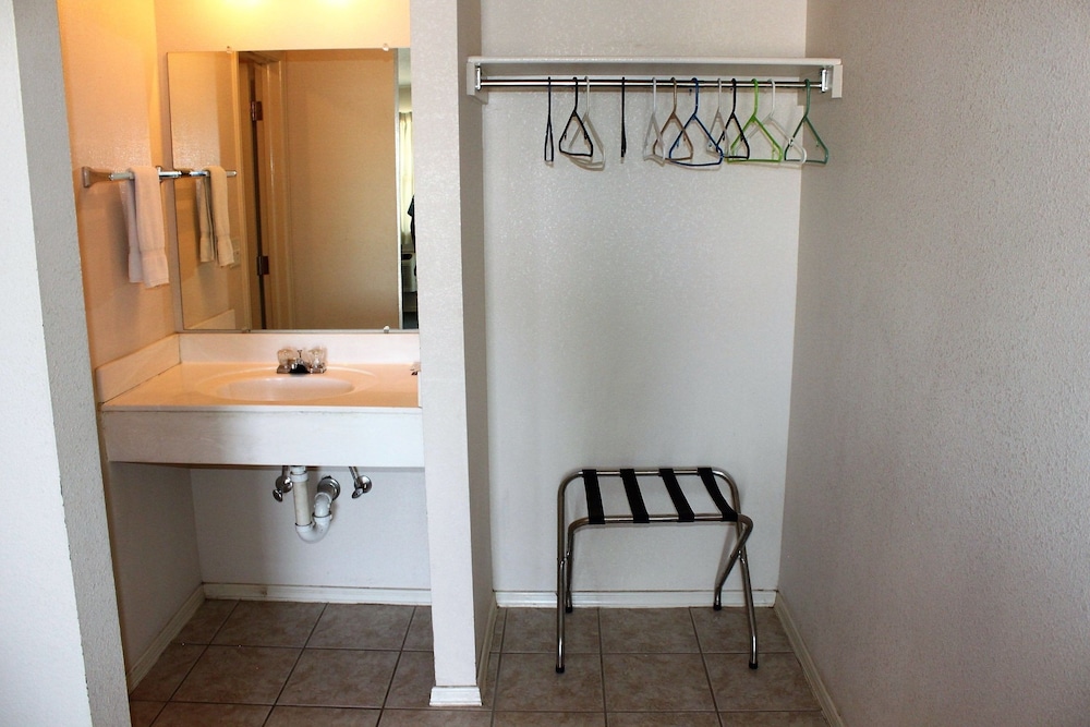 Standard Room, 2 Queen Beds, Ground Floor photo 2