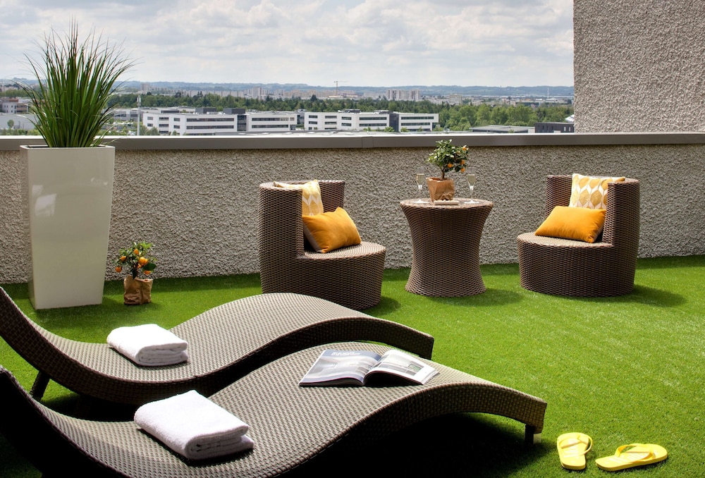 Suite, 1 King Bed, Terrace - Photo 7