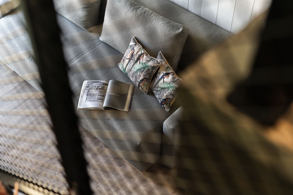 Basic Loft, 1 Queen Bed with Sofa bed thumbnail 6