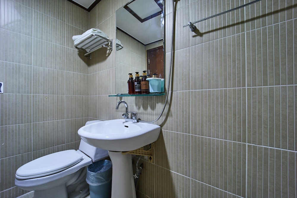 Standard Double Room - Photo 9