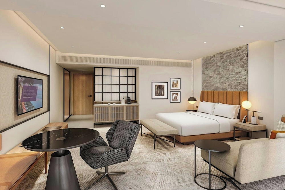 Signature Room, 1 King Bed, City View - Photo 9