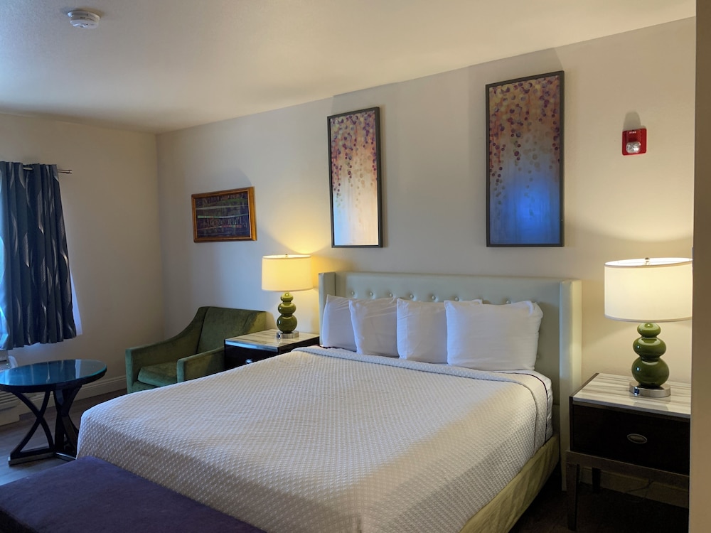 Deluxe Room, 1 King Bed, Accessible