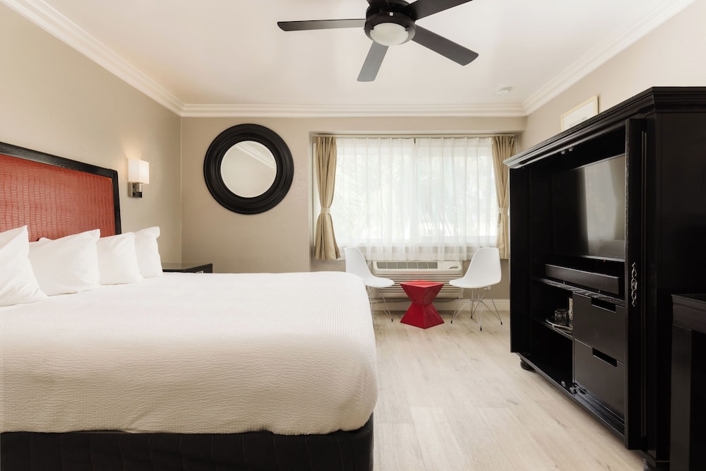Deluxe Room, 1 King Bed, Non Smoking - Photo 5