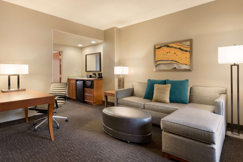 Suite, Accessible, Non Smoking - Photo 2