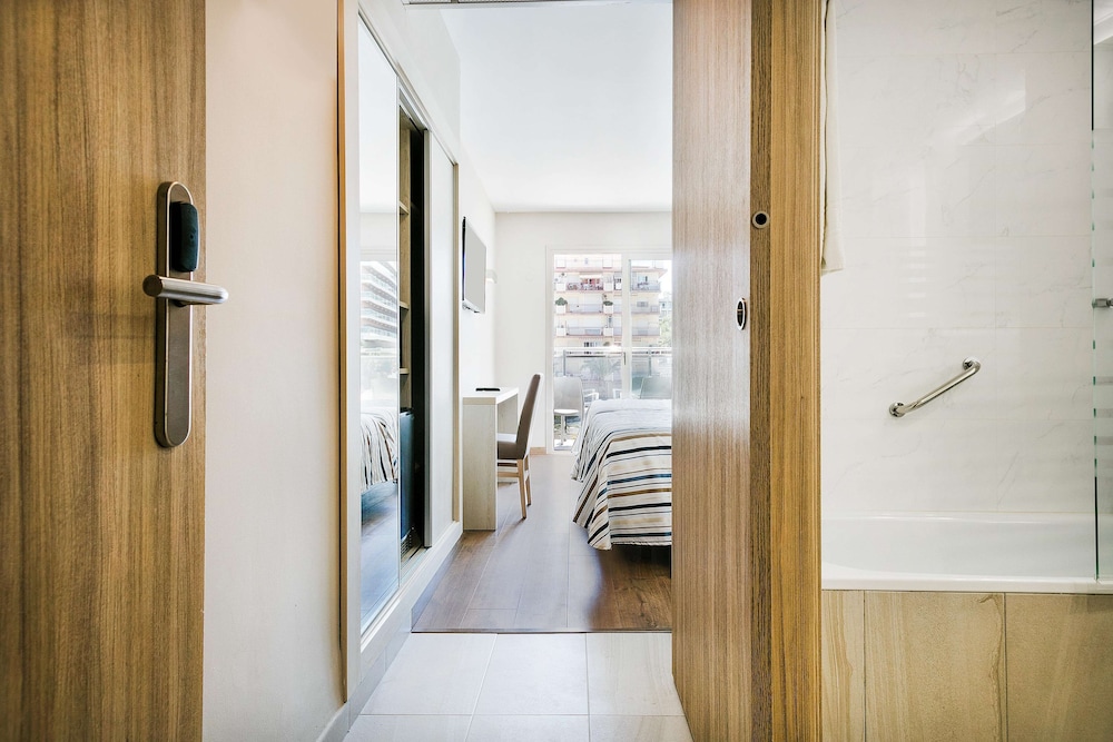 Standard Room (3 adults) - Photo 4