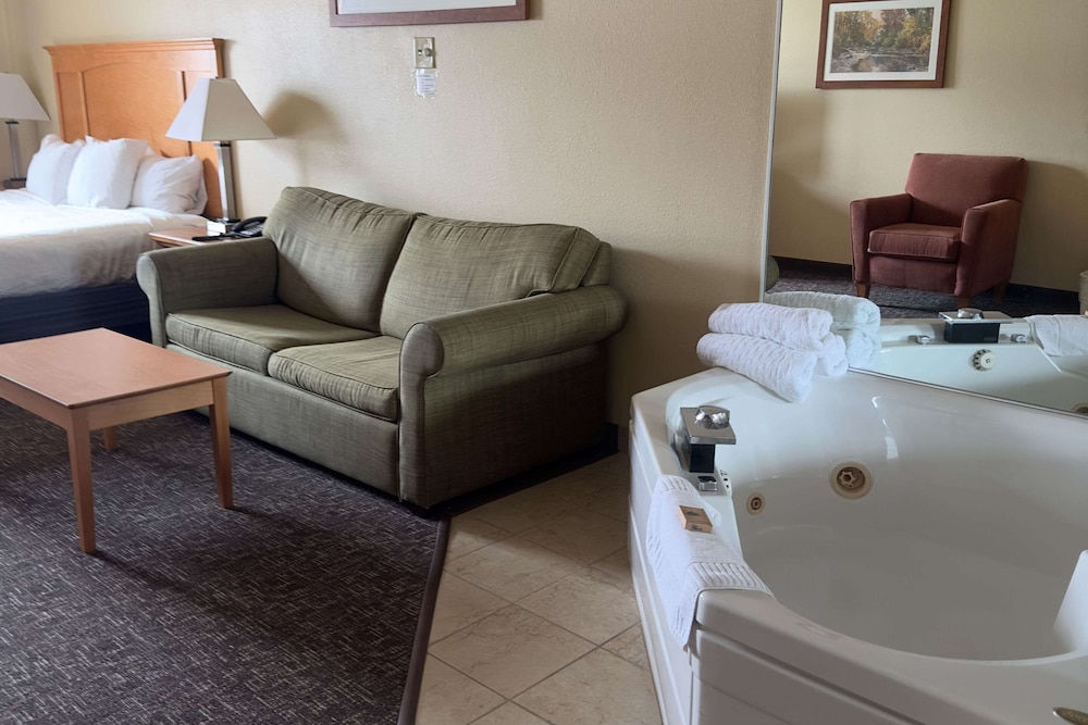 Suite, 1 King Bed with Sofa bed, Non Smoking, Jetted Tub photo 2