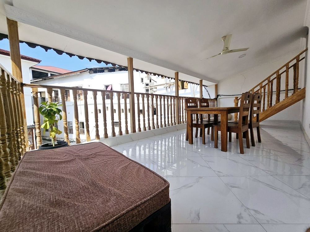 Family Room, Balcony