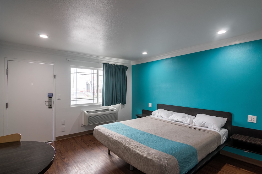 Standard Room, 1 King Bed, Non Smoking - Photo 9
