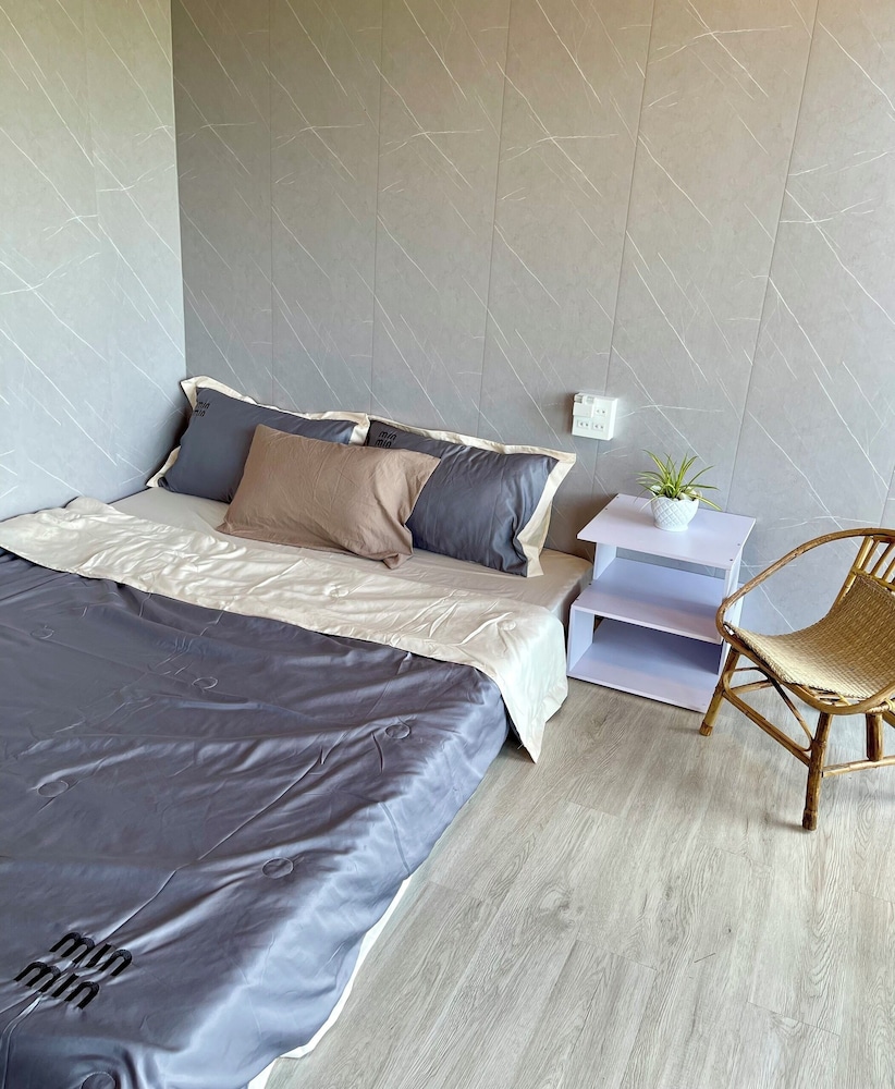 Double Room Single Use, 1 Queen Bed, Partial Sea View photo 2