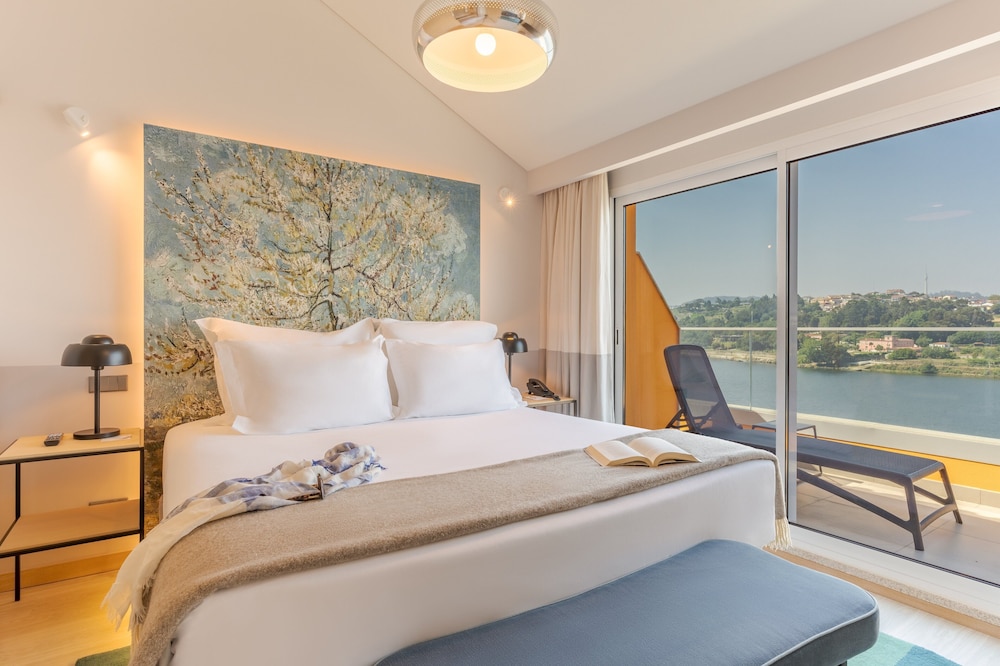 Suite, River View - Photo 1