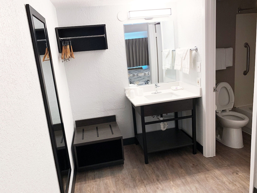 Deluxe Room, 2 Double Beds, Non Smoking, Refrigerator & Microwave photo 2