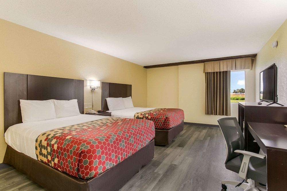 Standard Room, 2 Queen Beds, Smoking (2nd Floor) photo 2