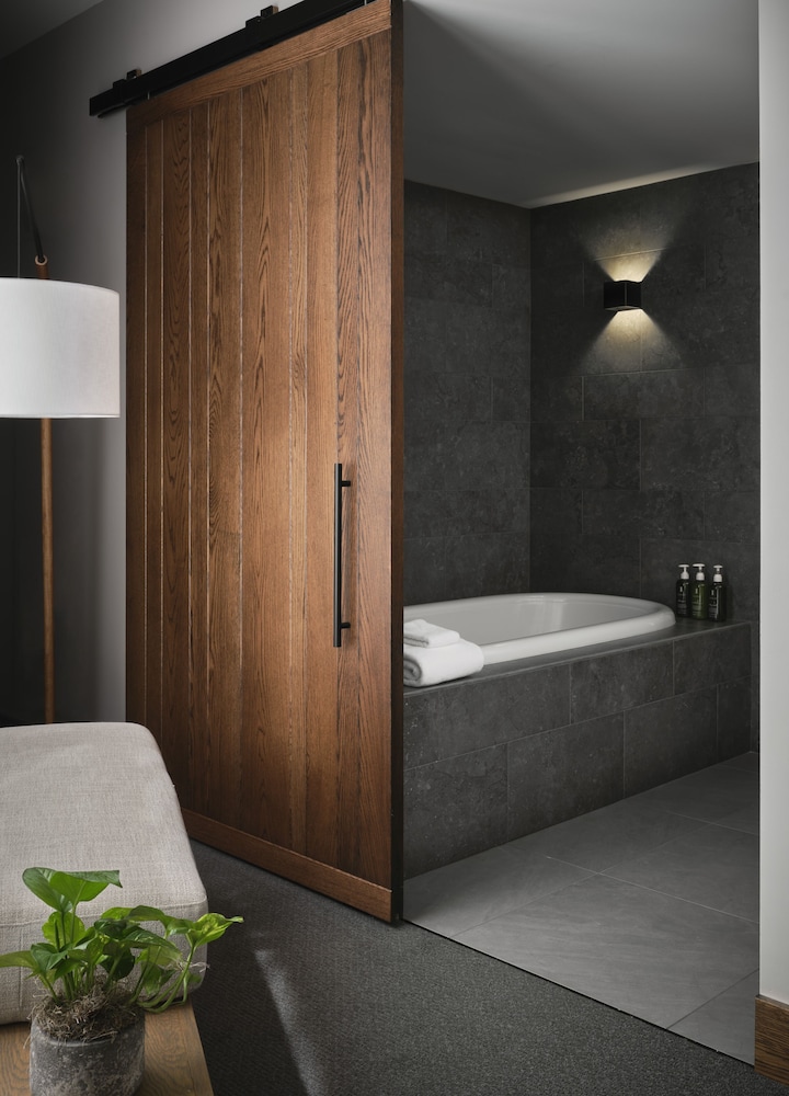 Studio King with Soaking Tub - Photo 1