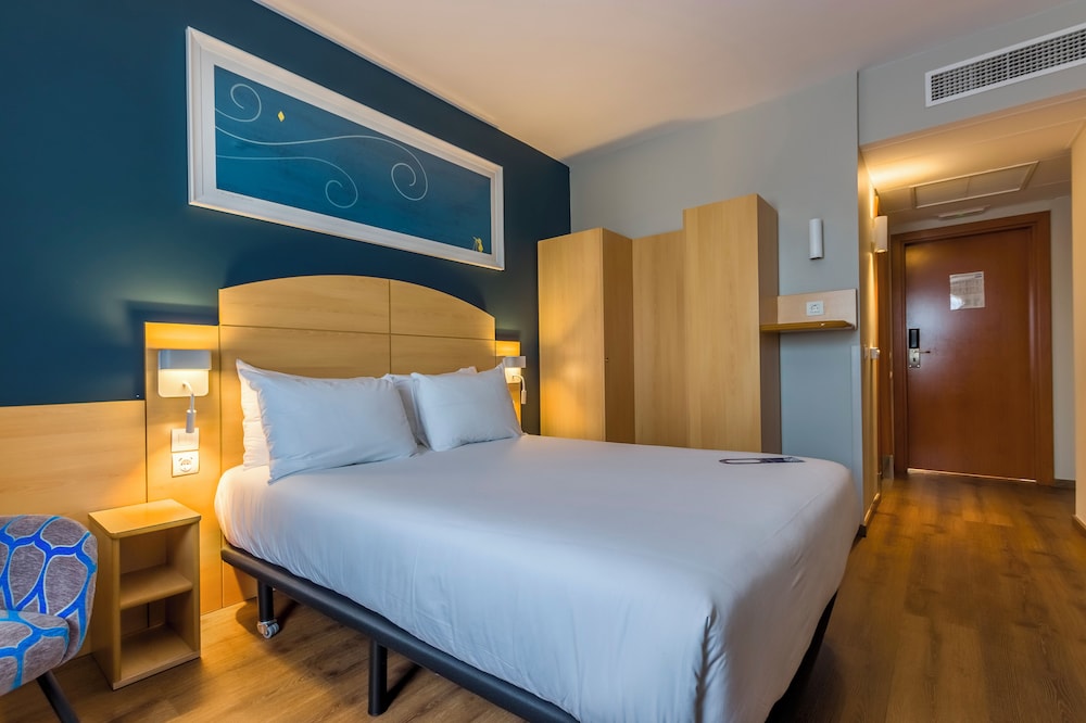 Room - Photo 9