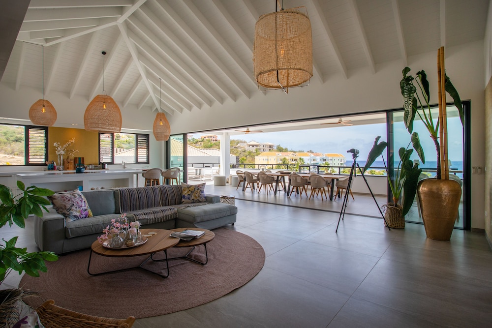 Beach Front Luxury Penthouse 2-4 bedroom