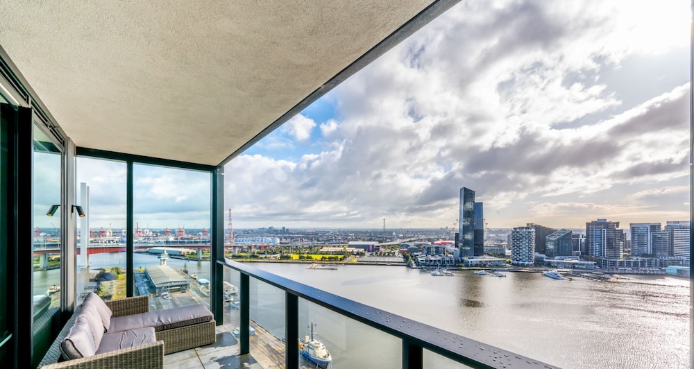 Two-Bedroom Two-Bathroom + Study Apartment with Harbour View - Photo 15