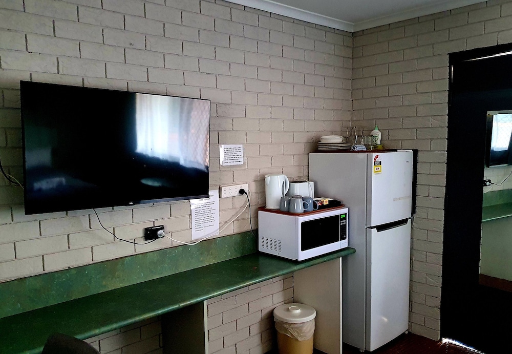 Small Family Room (1 x Queen and 2 x Single beds) photo 2