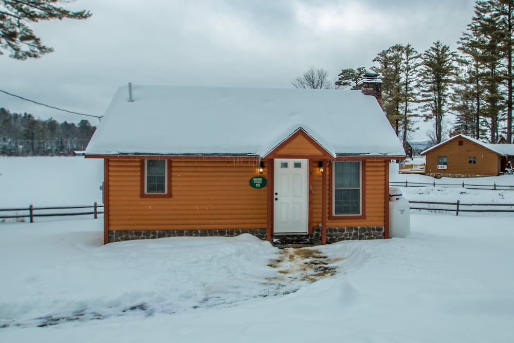 Chestnut Studio 11: Historic Lakeside Log Cabin