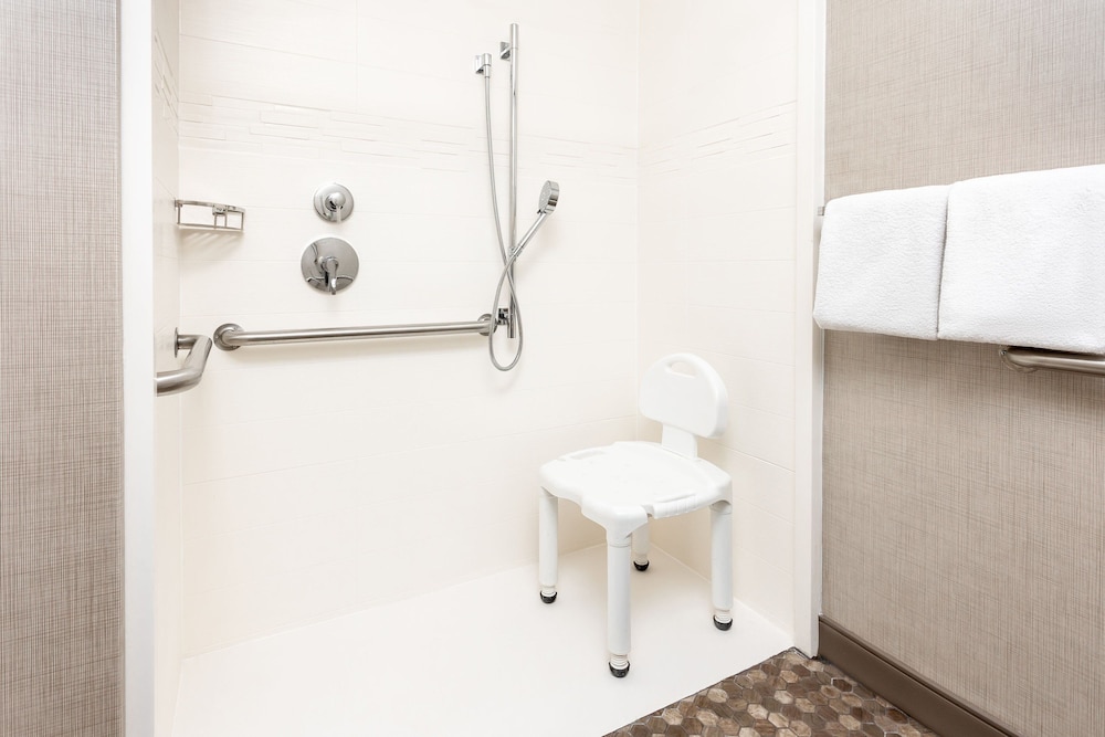 Suite, 1 Double Bed (Mobility/Hearing Access, Roll-in Shwr)