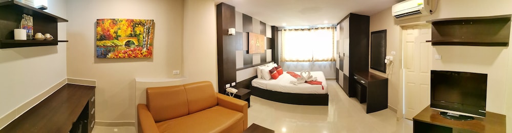 Deluxe Double or  Twin with Breakfast and Airport Transfer - Photo 10
