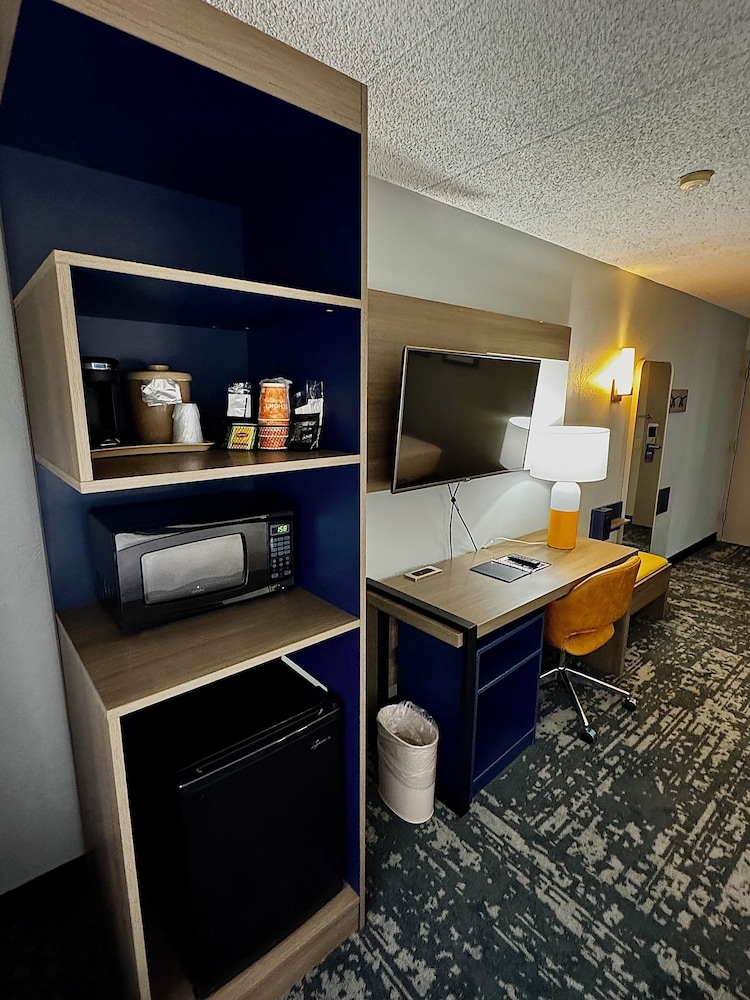 Suite, 1 King Bed, Non Smoking - Photo 3