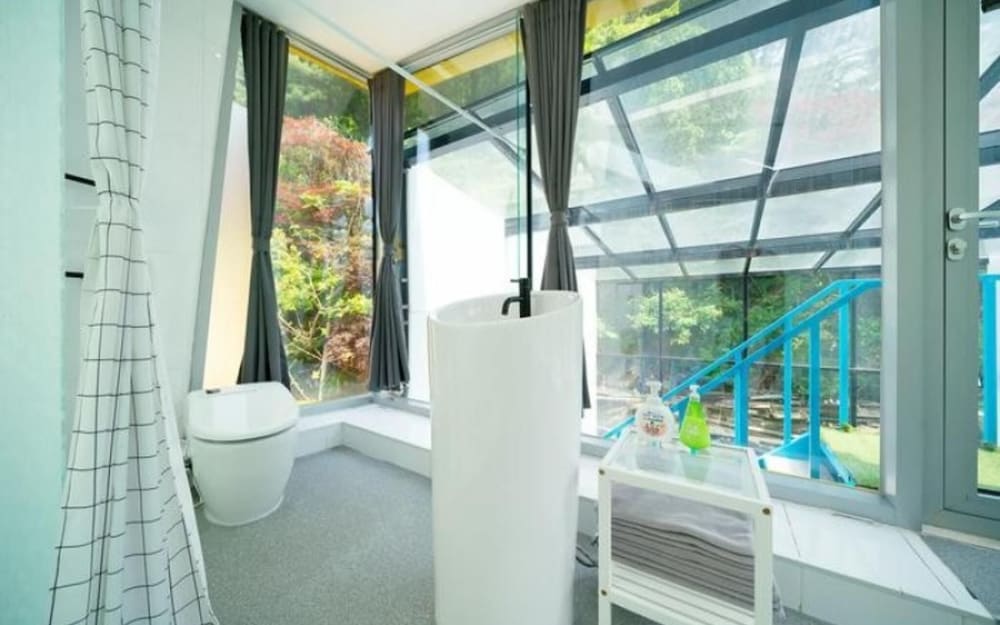 Room (Mons (Lukewarm Pool/Unshared House/Du)