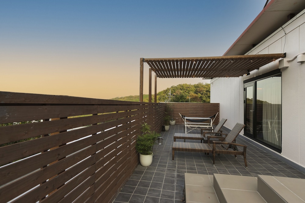 King Room with Private Balcony, Smoking