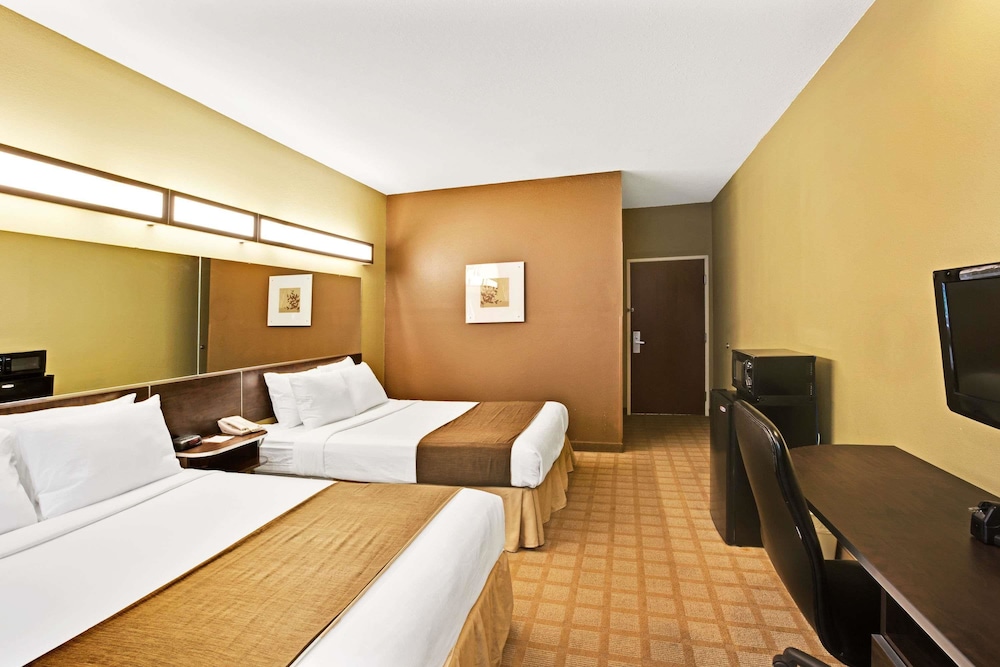 Standard Room, 2 Queen Beds - Photo 1