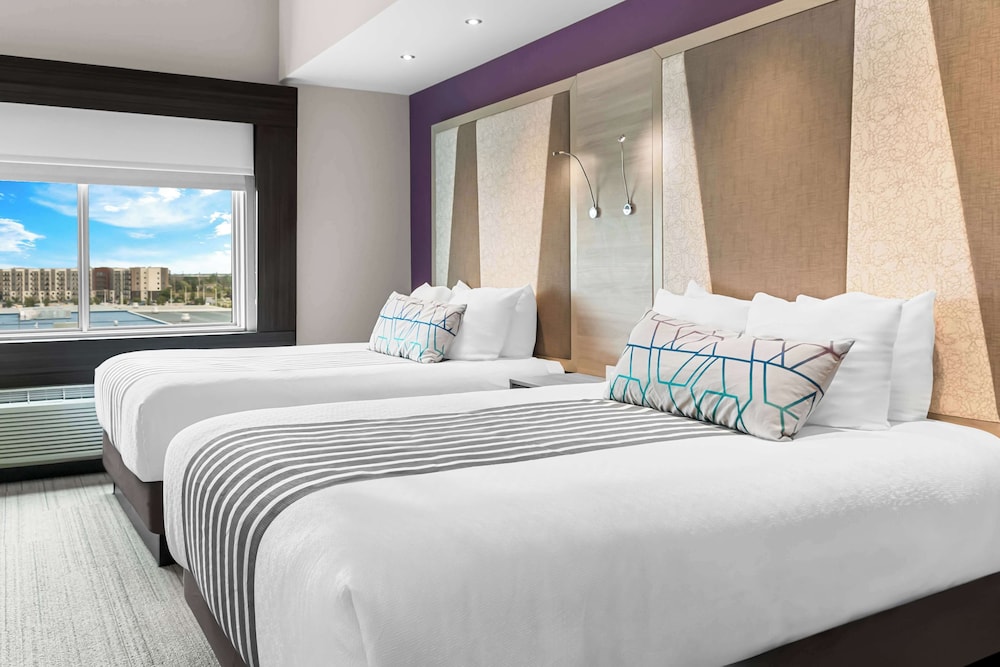 Premier Floor, 1 King Bed, Accessible, Refrigerator & Microwave