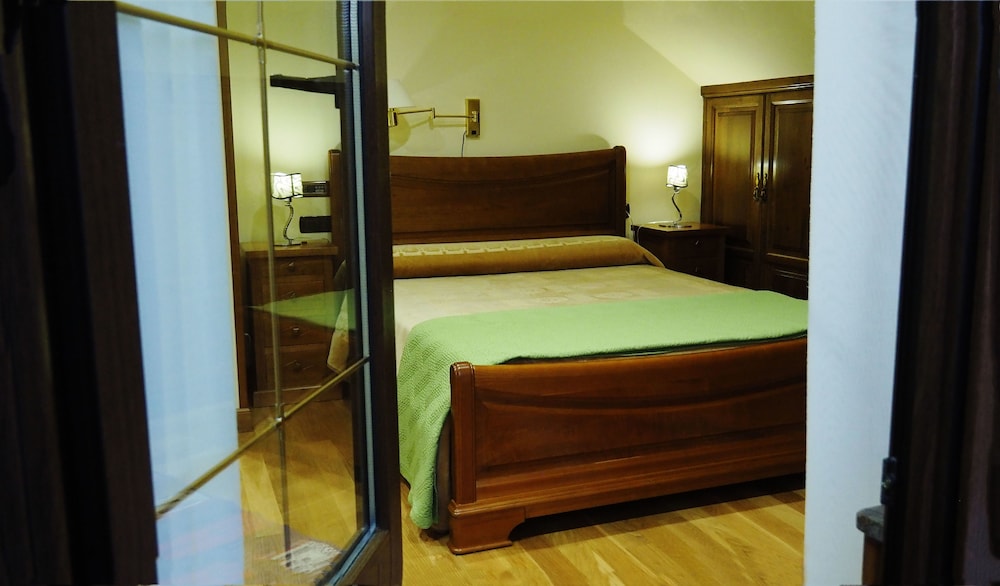 House, 5 Bedrooms photo 3