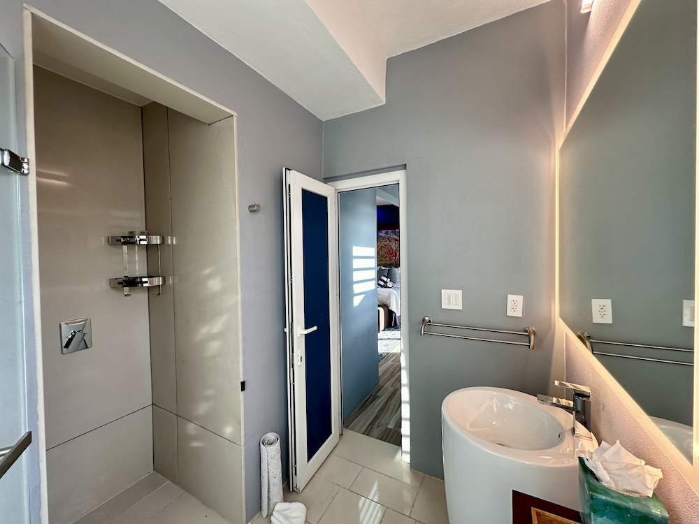 Signature Studio, 1 King Bed photo 3