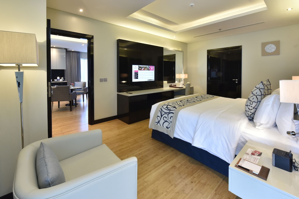 Suite, 1 King Bed, Smoking, Poolside photo 2