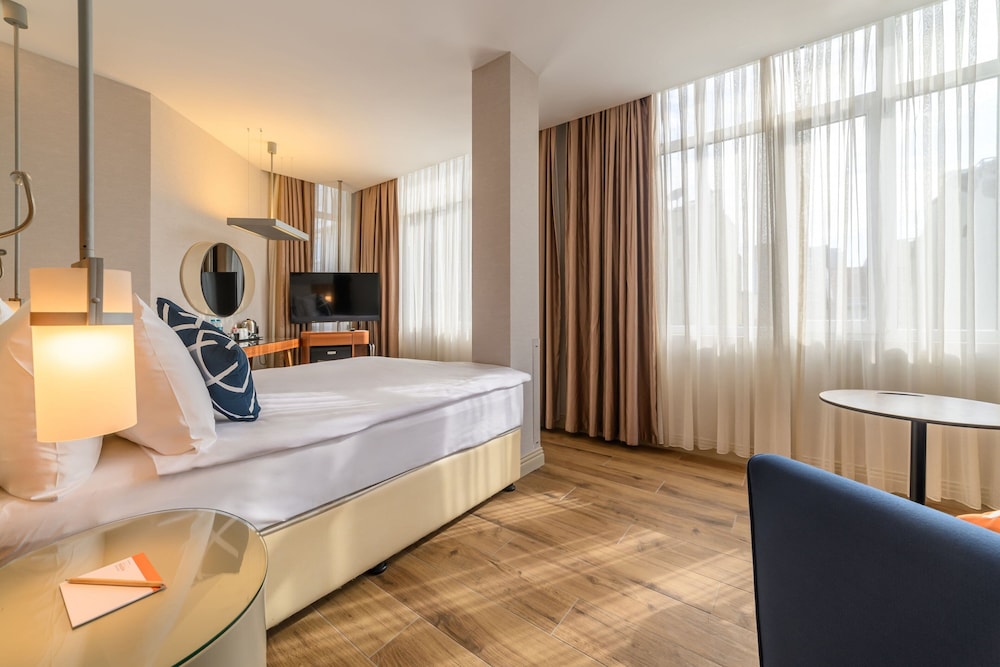 Room, 1 Queen Bed with Sofa bed