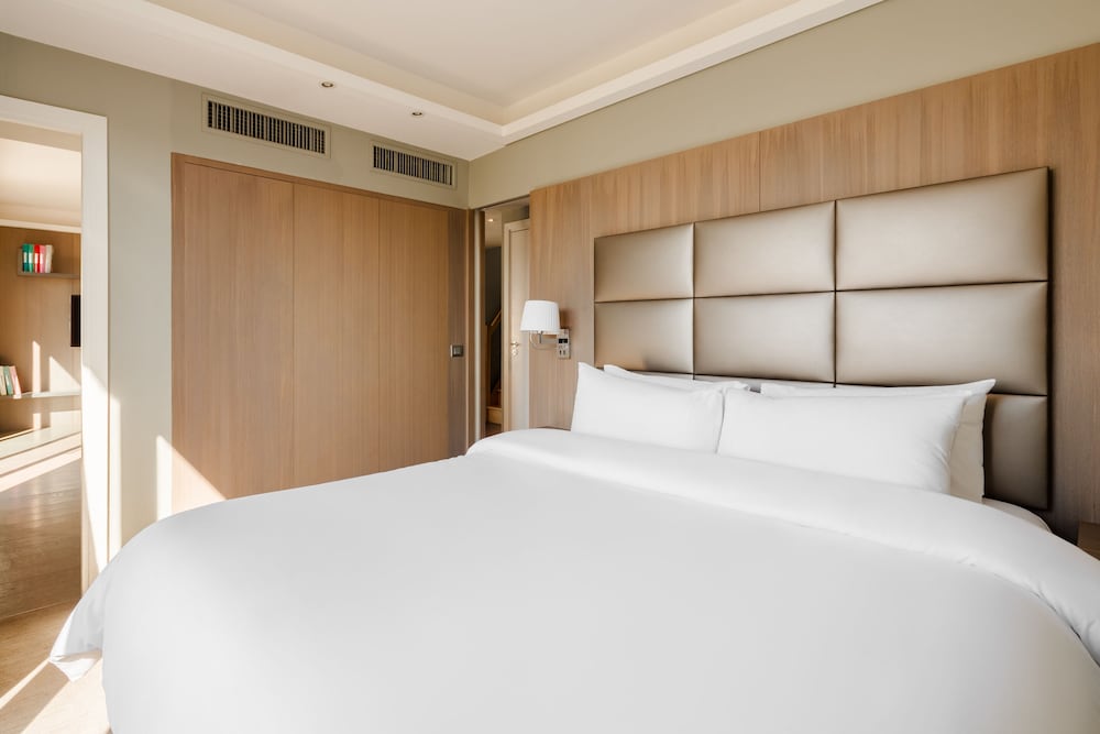 Superior Suite, 1 King Bed With Sofa Bed, Terrace photo 3