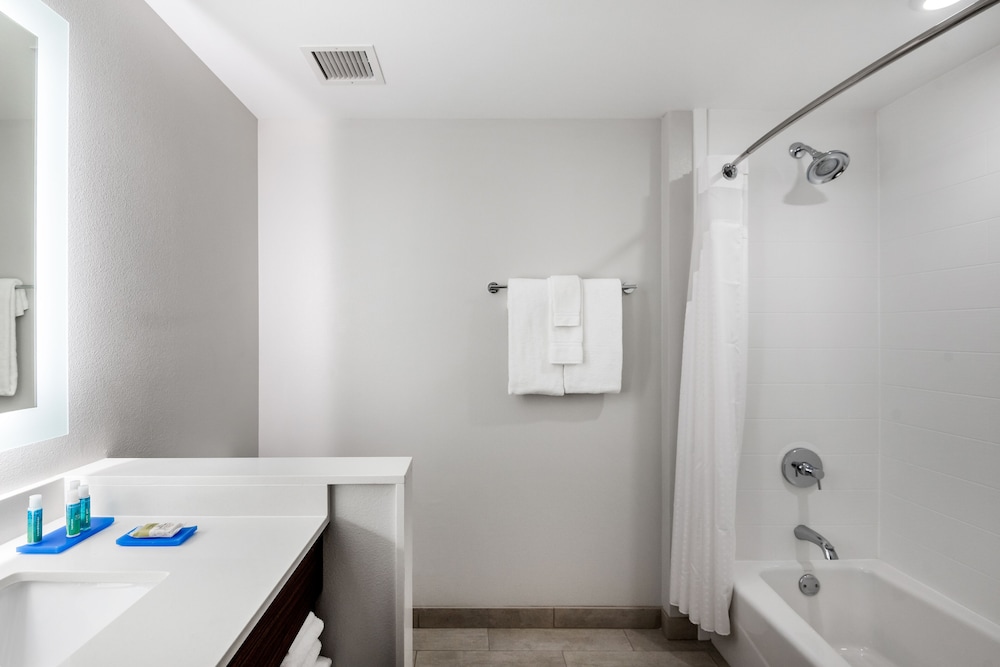 Standard Room, 1 King Bed, Accessible (Communication)